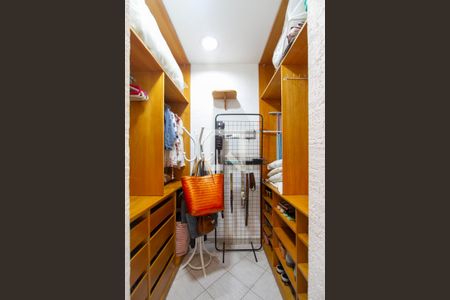 Casa de condomínio para alugar com 700m², 4 quartos e 5 vagasCloset Quarto 2 suíte