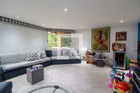 Casa de condomínio para alugar com 700m², 4 quartos e 5 vagasSala de TV