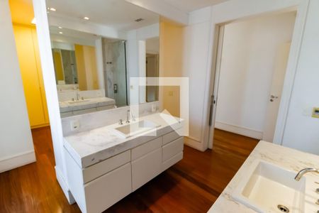 Casa à venda com 430m², 4 quartos e 3 vagasBanheiro da Suíte 4