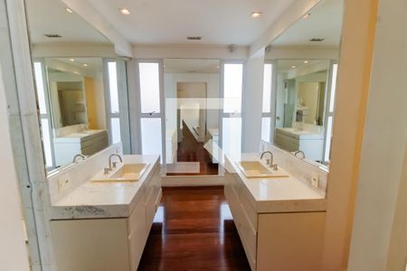 Casa à venda com 430m², 4 quartos e 3 vagasBanheiro da Suíte 4