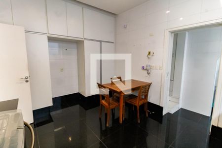 Casa à venda com 430m², 4 quartos e 3 vagasCozinha - Armários