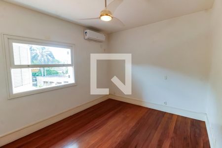 Casa à venda com 430m², 4 quartos e 3 vagasSuíte 2