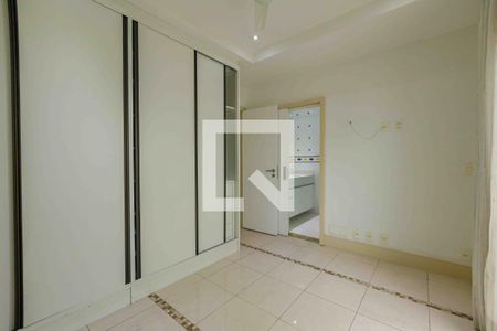 Apartamento à venda com 280m², 3 quartos e 2 vagas Apartamento à venda com 280m², 3 quartos e 2 vagasSuíte 2