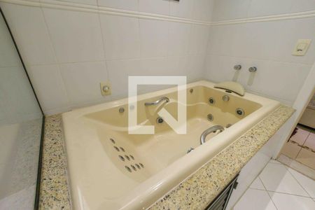 Apartamento à venda com 280m², 3 quartos e 2 vagas Apartamento à venda com 280m², 3 quartos e 2 vagasBanheiro da Suíte 1