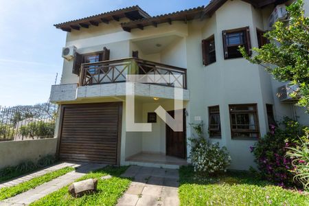Casa à venda com 257m², 3 quartos e 4 vagas Casa à venda com 257m², 3 quartos e 4 vagasFachada