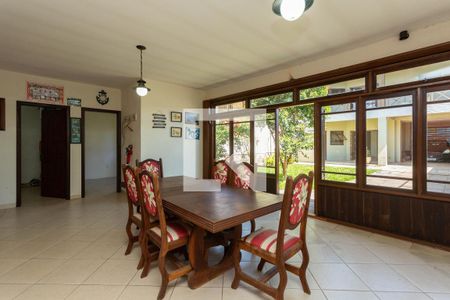 Casa à venda com 257m², 3 quartos e 4 vagas Casa à venda com 257m², 3 quartos e 4 vagasFundos - Churrasqueira