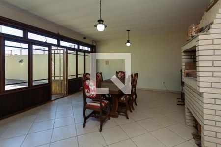 Casa à venda com 257m², 3 quartos e 4 vagas Casa à venda com 257m², 3 quartos e 4 vagasFundos - Churrasqueira