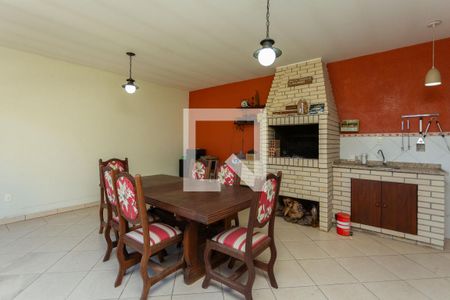 Casa à venda com 257m², 3 quartos e 4 vagas Casa à venda com 257m², 3 quartos e 4 vagasFundos - Churrasqueira