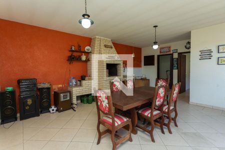 Casa à venda com 257m², 3 quartos e 4 vagas Casa à venda com 257m², 3 quartos e 4 vagasFundos - Churrasqueira