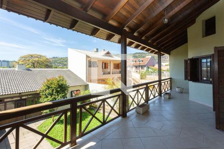 Casa à venda com 257m², 3 quartos e 4 vagas Casa à venda com 257m², 3 quartos e 4 vagasSacada