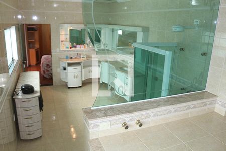 Casa à venda com 445m², 3 quartos e 8 vagasBanheiro da Suíte 1