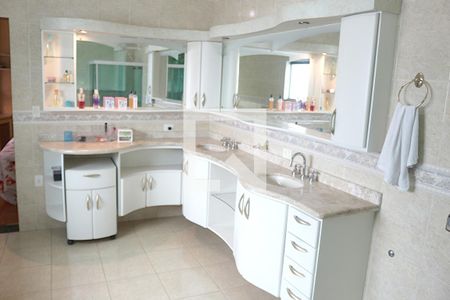 Casa à venda com 445m², 3 quartos e 8 vagasBanheiro da Suíte 1