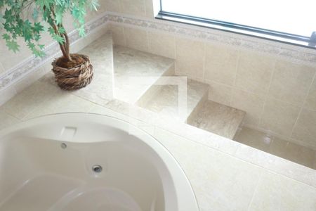 Casa à venda com 445m², 3 quartos e 8 vagasBanheiro da Suíte 1