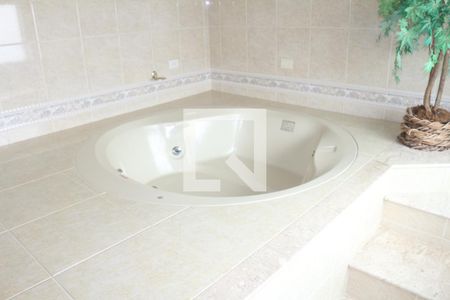 Casa à venda com 445m², 3 quartos e 8 vagasBanheiro da Suíte 1