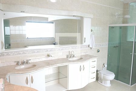 Casa à venda com 445m², 3 quartos e 8 vagasBanheiro da Suíte 1