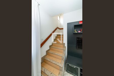 Apartamento à venda com 200m², 3 quartos e 2 vagas Apartamento à venda com 200m², 3 quartos e 2 vagasEscada