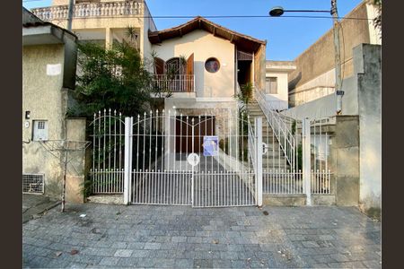 Casa à venda com 200m², 3 quartos e 3 vagasFachada com plaquinha