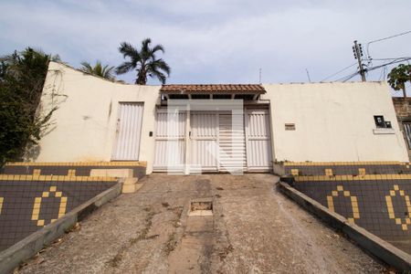 Casa para alugar com 200m², 3 quartos e sem vaga Casa para alugar com 200m², 3 quartos e sem vagaFachada