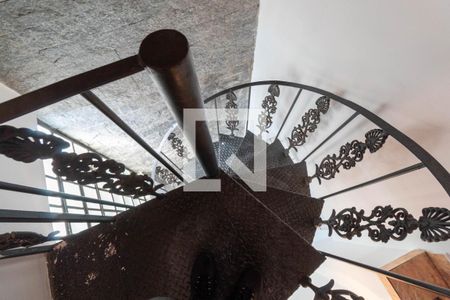 Casa para alugar com 250m², 5 quartos e 4 vagasEscada