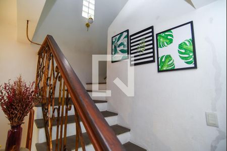 Casa de condomínio para alugar com 207m², 3 quartos e 2 vagasEscada