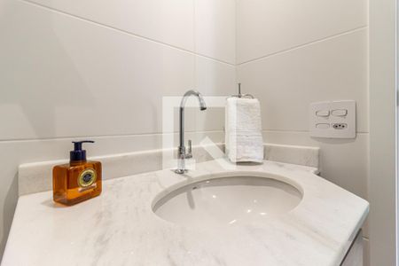 Banheiro de kitnet/studio para alugar com 1 quarto, 27m² em República, São Paulo