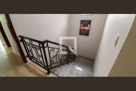 Casa à venda com 280m², 3 quartos e 2 vagas Casa à venda com 280m², 3 quartos e 2 vagasEscada