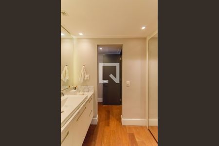 Apartamento à venda com 183m², 3 quartos e 4 vagas Apartamento à venda com 183m², 3 quartos e 4 vagasBanheiro da Suíte 1