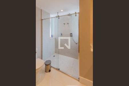 Apartamento à venda com 183m², 3 quartos e 4 vagas Apartamento à venda com 183m², 3 quartos e 4 vagasBanheiro da Suíte 1