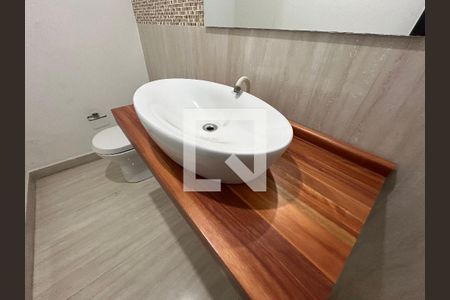 Casa à venda com 300m², 5 quartos e 3 vagas Casa à venda com 300m², 5 quartos e 3 vagasBanheiro 4