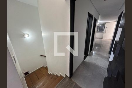Casa à venda com 300m², 5 quartos e 3 vagas Casa à venda com 300m², 5 quartos e 3 vagasCorredor