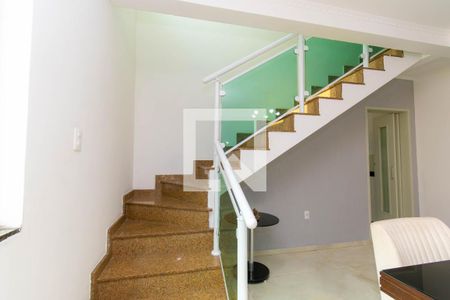 Casa à venda com 150m², 3 quartos e 2 vagasEscada