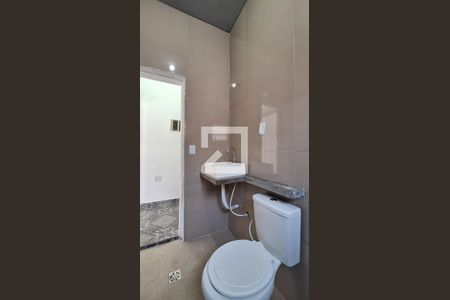 Casa para alugar com 90m², 2 quartos e 2 vagasBanheiro social