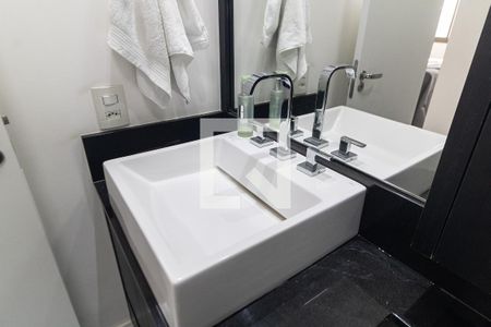 Apartamento à venda com 79m², 2 quartos e 2 vagasBanheiro da Suíte