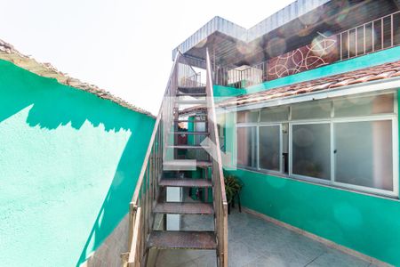 Casa à venda com 371m², 3 quartos e 6 vagas Casa à venda com 371m², 3 quartos e 6 vagasEscada de Acesso ao Terraço/Área de Serviço 2