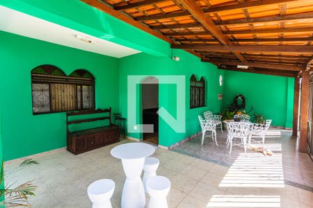 Casa à venda com 371m², 3 quartos e 6 vagas Casa à venda com 371m², 3 quartos e 6 vagasGaragem/Entrada