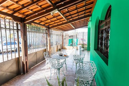 Casa à venda com 371m², 3 quartos e 6 vagas Casa à venda com 371m², 3 quartos e 6 vagasGaragem/Entrada