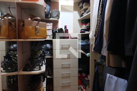 Casa à venda com 321m², 4 quartos e 4 vagasCloset