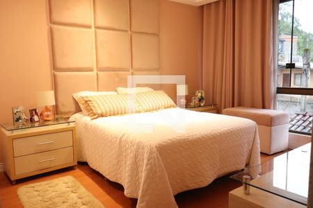 Casa à venda com 321m², 4 quartos e 4 vagasSuíte