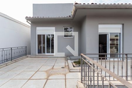 Casa à venda com 350m², 4 quartos e 2 vagas Casa à venda com 350m², 4 quartos e 2 vagasVaranda