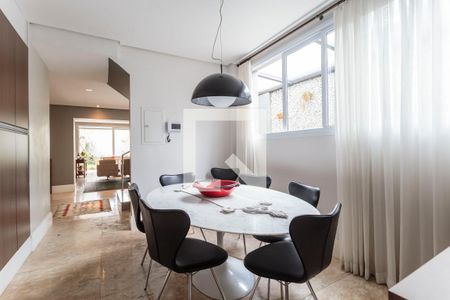 Casa à venda com 350m², 4 quartos e 2 vagas Casa à venda com 350m², 4 quartos e 2 vagasSala