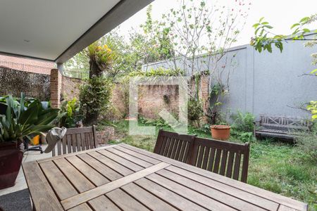 Casa à venda com 350m², 4 quartos e 2 vagas Casa à venda com 350m², 4 quartos e 2 vagasVaranda