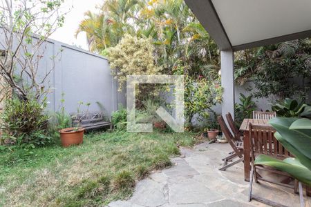 Casa à venda com 350m², 4 quartos e 2 vagas Casa à venda com 350m², 4 quartos e 2 vagasVaranda