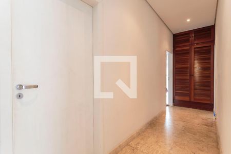 Casa à venda com 350m², 4 quartos e 2 vagas Casa à venda com 350m², 4 quartos e 2 vagasCorredor