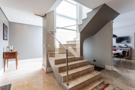 Casa à venda com 350m², 4 quartos e 2 vagas Casa à venda com 350m², 4 quartos e 2 vagasEscada