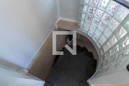 Casa para alugar com 200m², 3 quartos e 2 vagasEscada