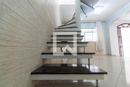 Casa para alugar com 200m², 3 quartos e 2 vagasEscada