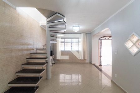 Casa para alugar com 200m², 3 quartos e 2 vagasSala