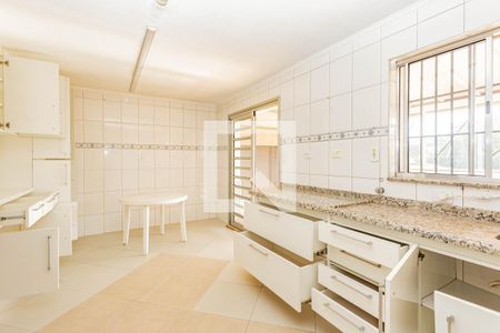 Casa à venda com 342m², 4 quartos e 8 vagasCozinha 2