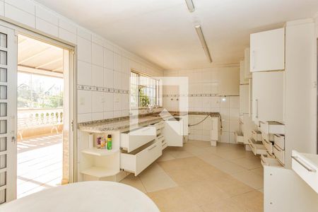 Casa à venda com 342m², 4 quartos e 8 vagasCozinha 2