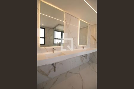 Apartamento à venda com 215m², 2 quartos e 3 vagasBanheiro da Suíte 1